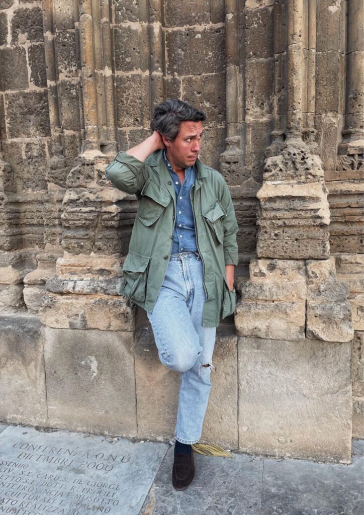 Loïc @bienluienapris portant un jean bleached, une chemise en denim et une jungle jacket