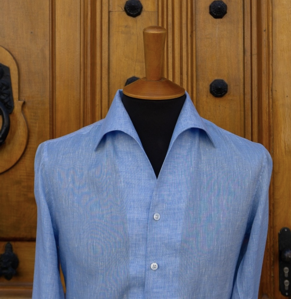 photo d'une chemise Revenga Genève en lin avec un col en une seule pièce